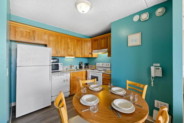 Royal Kuhio 1702 - Spacious Studio with Stunning Mountain City Views in the Heart of Waikiki!