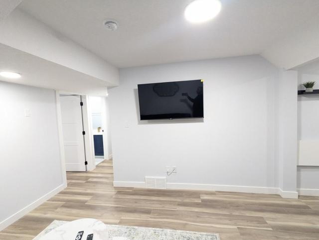Chic 2BR Suite with Kitchen, Laundry, Near Elk Island & West Edmonton Mall