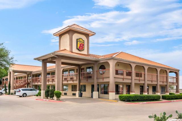 Super 8 by Wyndham Grand Prairie Southwest