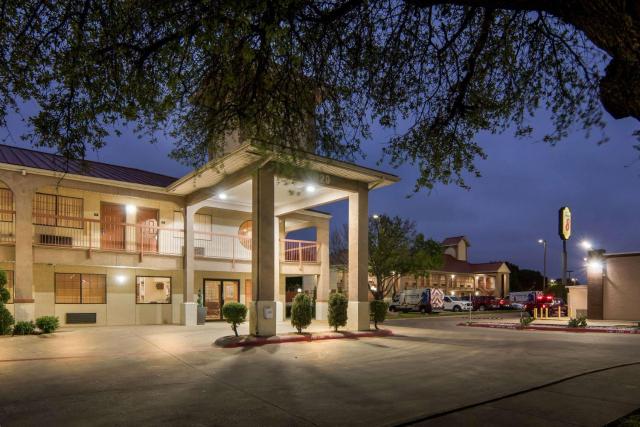 Super 8 by Wyndham Grand Prairie Southwest