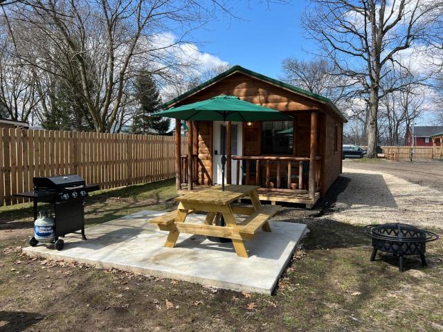 Sister Lakes Glamping Cabin at Wonder Woods #1