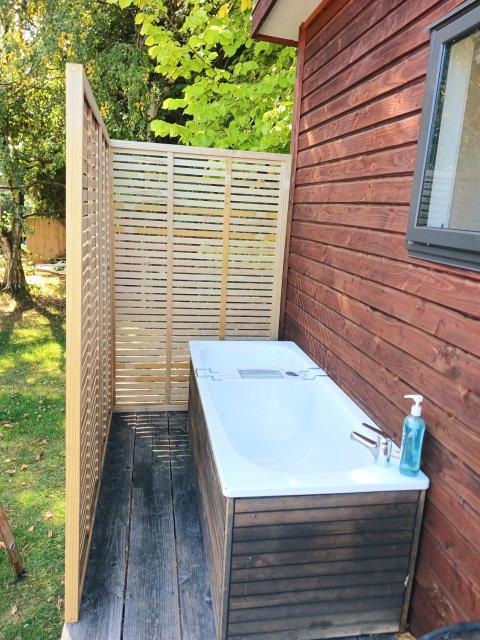 Lake Hawea Cabin with Mountain Views- OUTDOOR BATH!