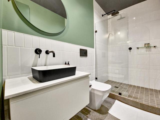 The Duke 1-Bedroom with Rooftop Pool Views