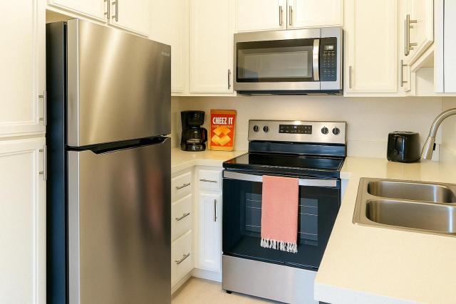 Redondo Huge 1Bedroom,3 Queens, close to Beach Sleeps 7