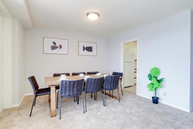 Family-Sized 3BR Retreat Minutes from Reagan National