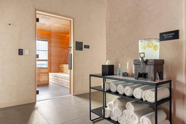 3005 golden305 2BR Apt mins to Wynwood and Brickell w Pool a Gym and PS5