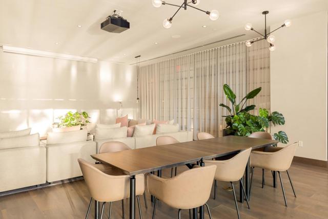 3005 golden305 2BR Apt mins to Wynwood and Brickell w Pool a Gym and PS5