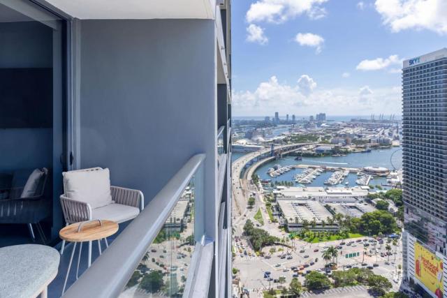 3610 Calm Blue Studio w Balcony View Pool and Gym