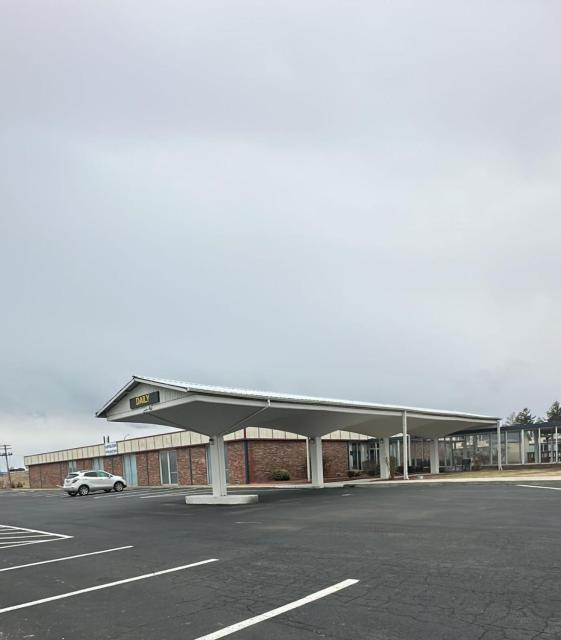 Napoleon Inn and Suites