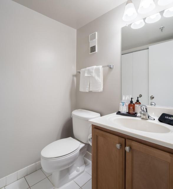 Modern Stylish Oasis King Bed Sleeps 8 Central Location