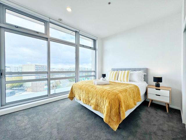Free Parking Spacious 2BR Apt Walk to Sky Tower