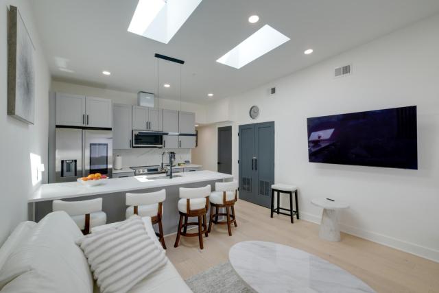 4 Mi to Smithsonian Museums: Modern DC Condo!