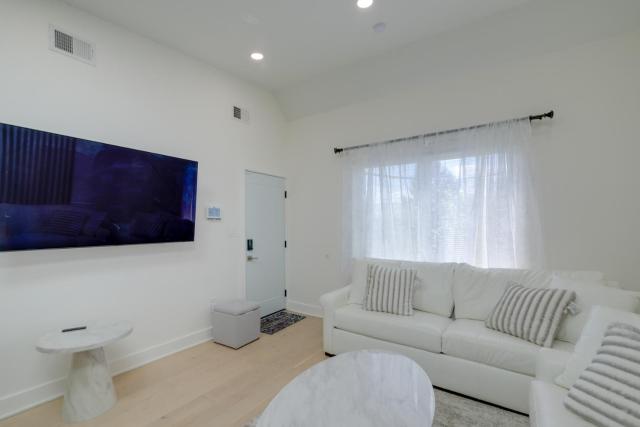 4 Mi to Smithsonian Museums: Modern DC Condo!