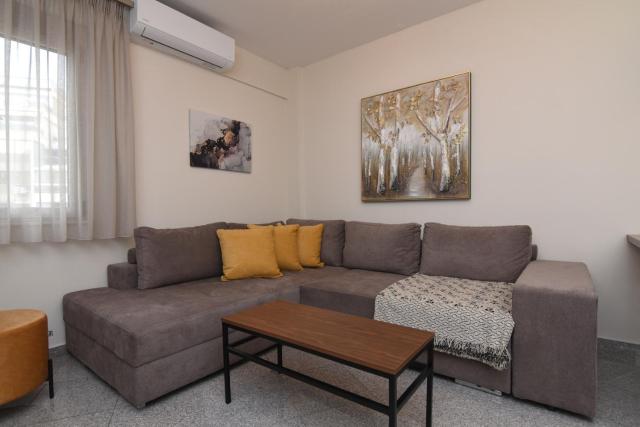 Thea Dora 10b luxe stay