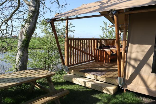 Luxe glamping tenten aan het water