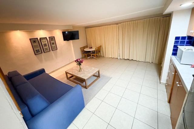 Spacious, standard with beach access & wifi!