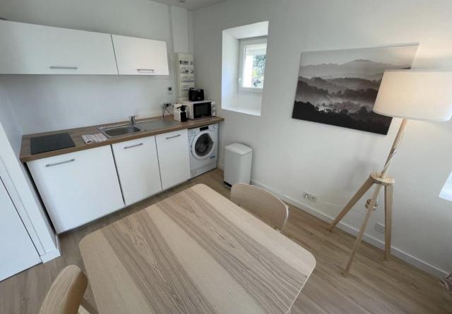Petite Maison avec Menhirs et Moutons Ouessant