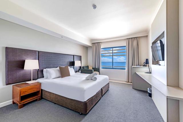 Oceanview Stay - Resort-style Living with Pool