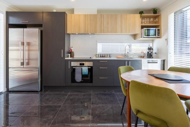 Modern 4BR in Riccarton, Walk to Mall & Park