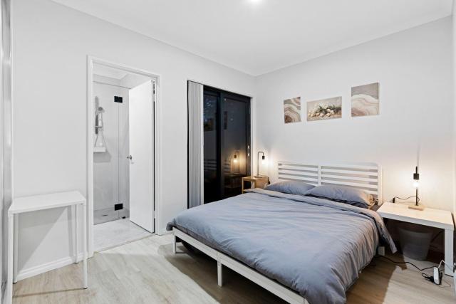 Corporate House for Professionals-Private Room-Shared Common Areas-Walk to Curtin University
