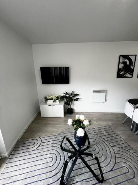 Serene 2-Bed Flat with Canal Views - Coop Live & Ethiad