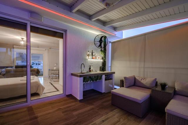 Central penthouse studio with Jacuzzi in Varkiza