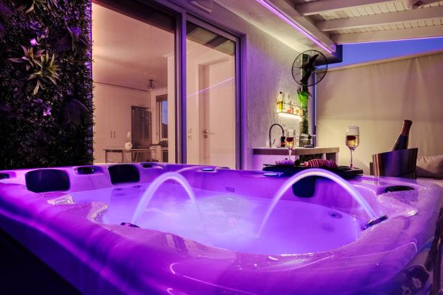 Central penthouse studio with Jacuzzi in Varkiza