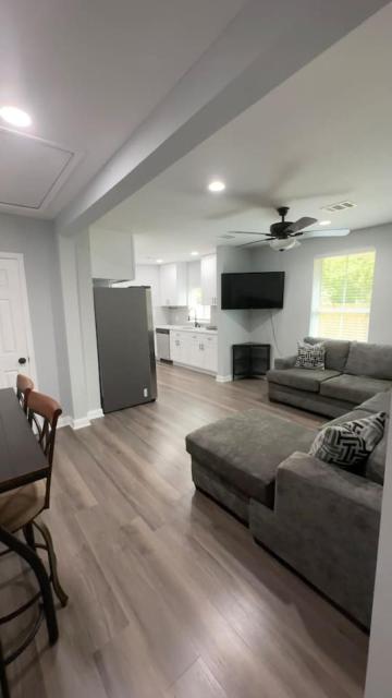 Homey 2Bed 1Bath Home in Quiet Neighborhood