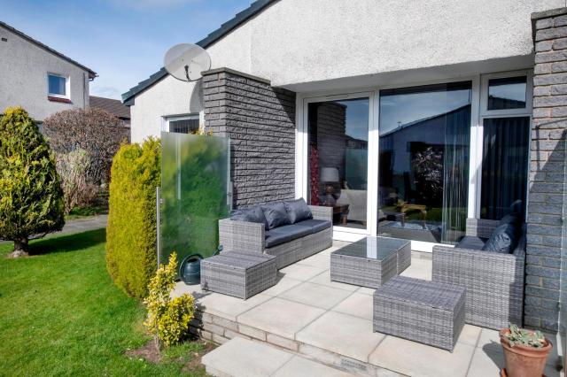 Beautiful attractive house free parking near Airport