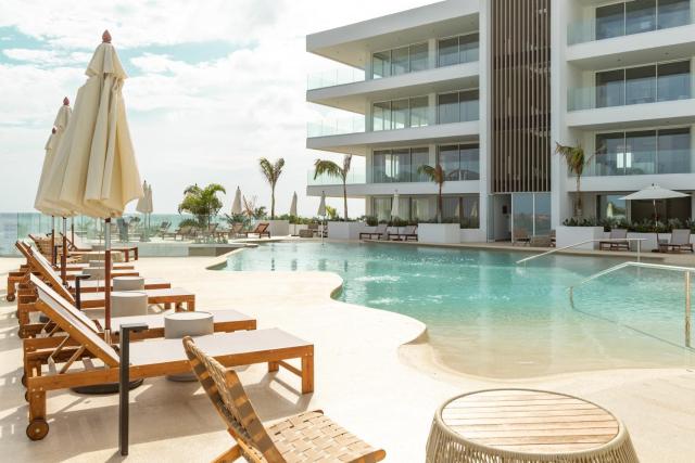 Luxe Penthouse met zeezicht en directe toegang tot zwembad en strand op Mambo Beach