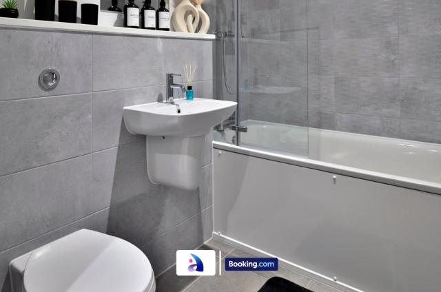 Modern 2 Bed, 2 Bath Apt with Ensuite By Avalora Short Lets & Serviced Accommodation Salford With Balcony, Near Tram Stop Salford Quays