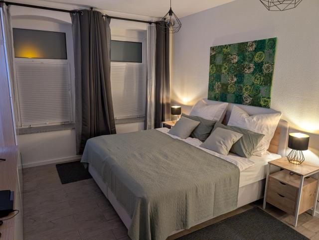 Helles Studio mit Arbeitsplatz und Balkon