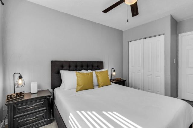 Triplex with 3 Bedrooms, 6 Min/Beach+Free Parking