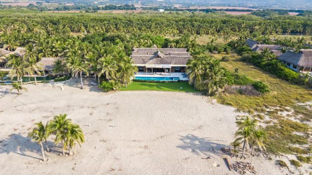 Oceanfront Casa Rhino