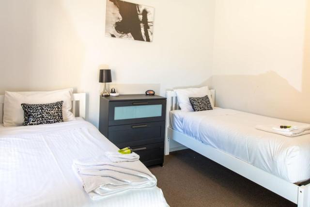 Riverview- Modern 3 Bedroom sleeps 2-8
