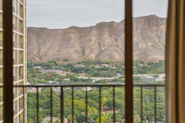Scenic 23rd-Floor Corner Retreat with Diamond Head & Ocean Views (12305)