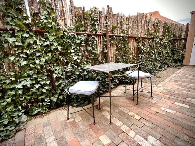 Charming Downtown Adobe Casita Spacious 450 Sq Ft, King Bed and Patio