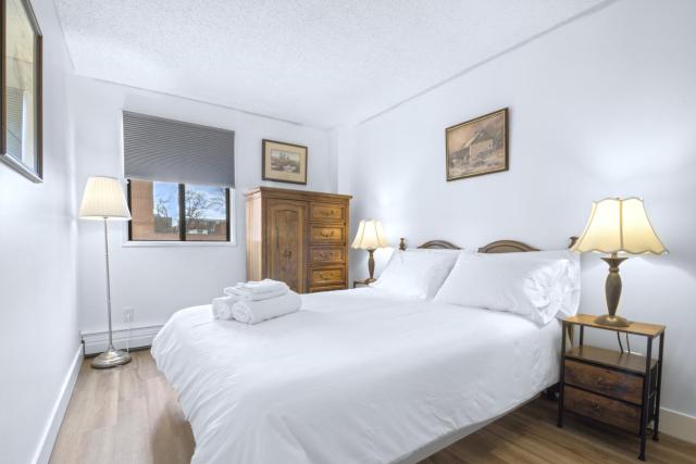 Stylish Suite at Stampede w Free Parking and AC