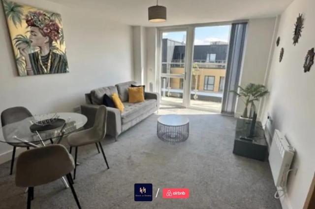 Salford Corporate Stays Balcony WiFi Sleeps 5