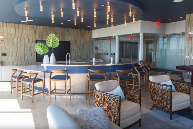 Luxurious 1BR, Pool, Gym, nr Blue Line
