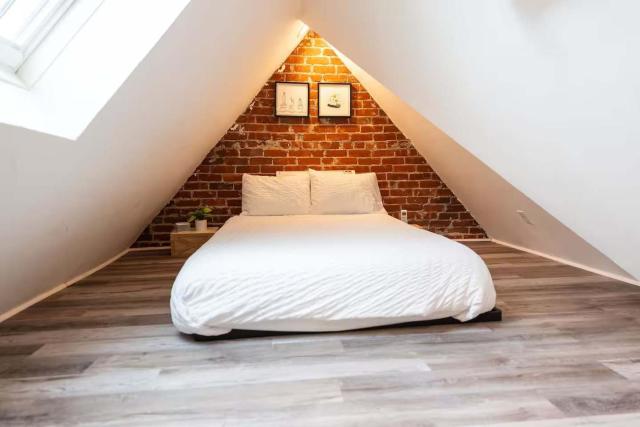 Jennifer's Unique Loft Near Brown 2 Parking Spots