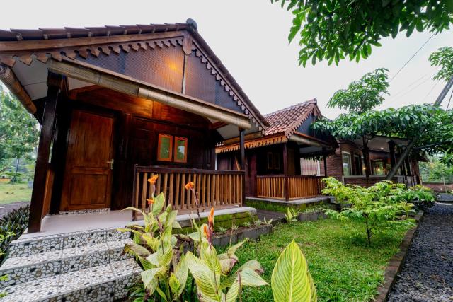 De Gentong Guest House & Cafe By Akasha