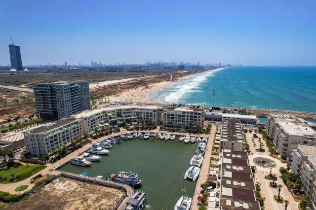 Beachfront Blue Laguna Stay