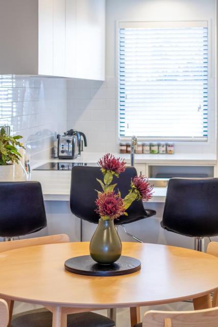 Modern 2 Bed City-Fringe - Carpark and Courtyard