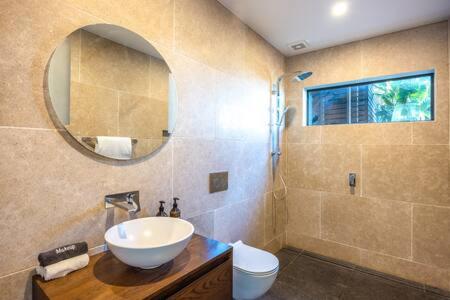 Tradewinds Luxury Apartment, views, pool and spa