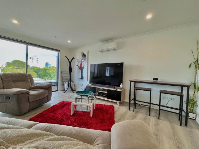 High-rise CBD Luxury Apartment