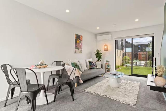 Vibrant 2 bed Henderson Abode