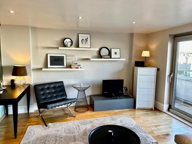 Luxury 1 bed flat with parking, Clapham Junction