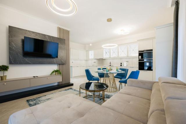 Stylish Ground-Floor Comfort w Terrace & Parking