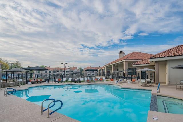 Rare King Bed Hot Tub Pool Golf Pickleball Parking